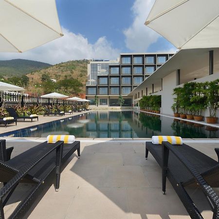 โรงแรมมาราซา สโรวร พรีเมียร์ ติรุปาติ ตีรูปาติ ภายนอก รูปภาพ The swimming pool at the hotel