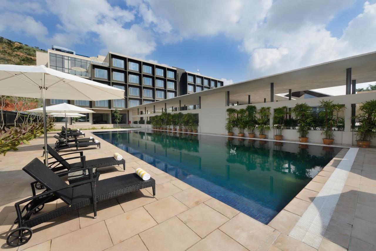 โรงแรมมาราซา สโรวร พรีเมียร์ ติรุปาติ ตีรูปาติ ภายนอก รูปภาพ The swimming pool at the hotel