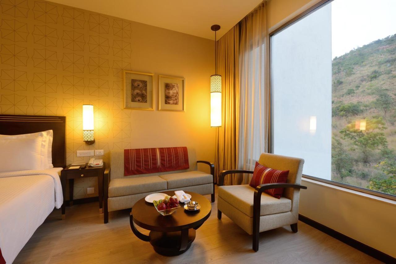 โรงแรมมาราซา สโรวร พรีเมียร์ ติรุปาติ ตีรูปาติ ภายนอก รูปภาพ A room at the Taj Bengal