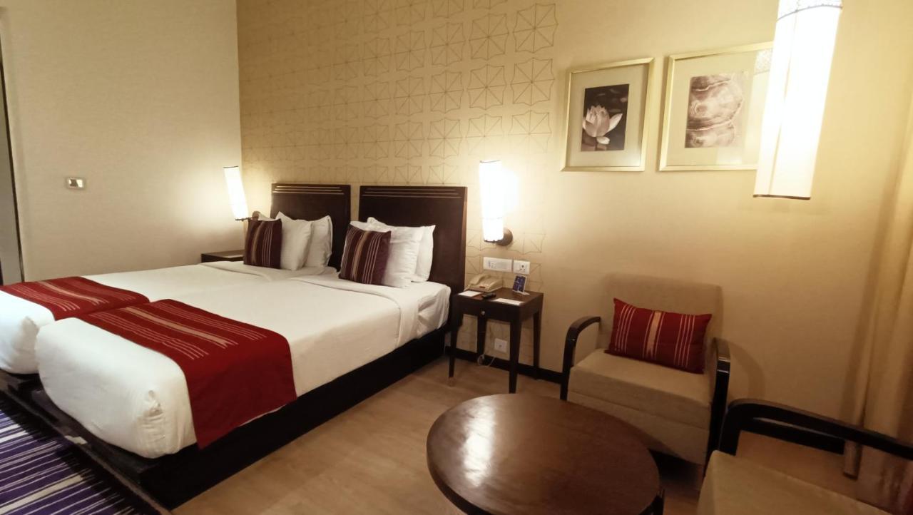 โรงแรมมาราซา สโรวร พรีเมียร์ ติรุปาติ ตีรูปาติ ภายนอก รูปภาพ A room at the Taj Bengal