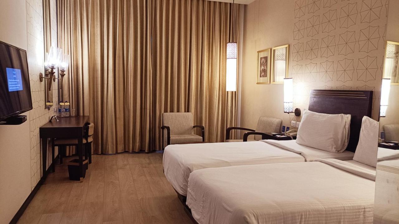 โรงแรมมาราซา สโรวร พรีเมียร์ ติรุปาติ ตีรูปาติ ภายนอก รูปภาพ A room at the Taj Bengal