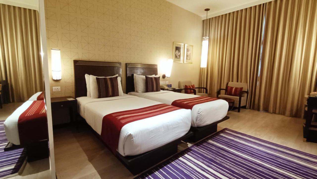 โรงแรมมาราซา สโรวร พรีเมียร์ ติรุปาติ ตีรูปาติ ภายนอก รูปภาพ A room at the Taj Bengal
