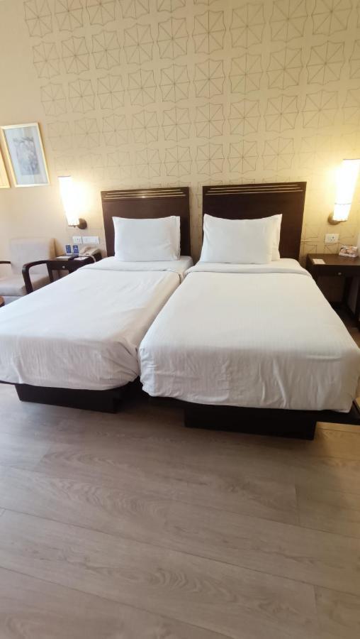 โรงแรมมาราซา สโรวร พรีเมียร์ ติรุปาติ ตีรูปาติ ภายนอก รูปภาพ Two single beds