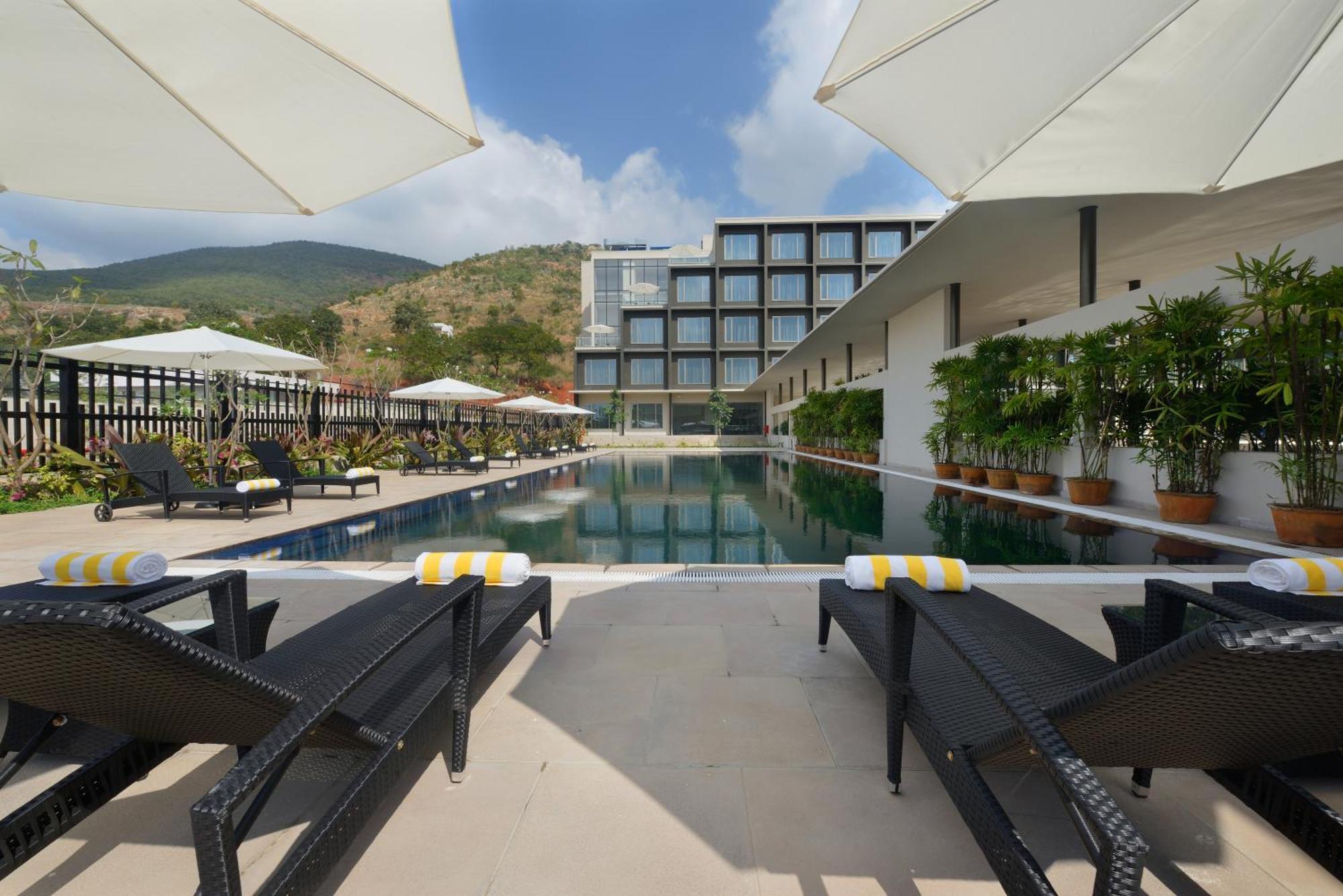 โรงแรมมาราซา สโรวร พรีเมียร์ ติรุปาติ ตีรูปาติ ภายนอก รูปภาพ The swimming pool at the hotel