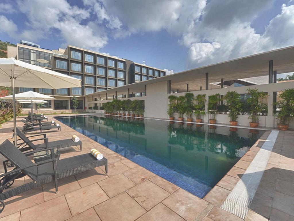 โรงแรมมาราซา สโรวร พรีเมียร์ ติรุปาติ ตีรูปาติ ภายนอก รูปภาพ The swimming pool at the hotel