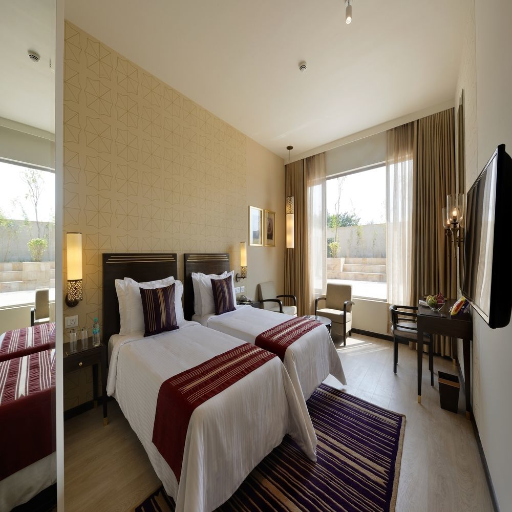 โรงแรมมาราซา สโรวร พรีเมียร์ ติรุปาติ ตีรูปาติ ภายนอก รูปภาพ A room at the Taj Bengal
