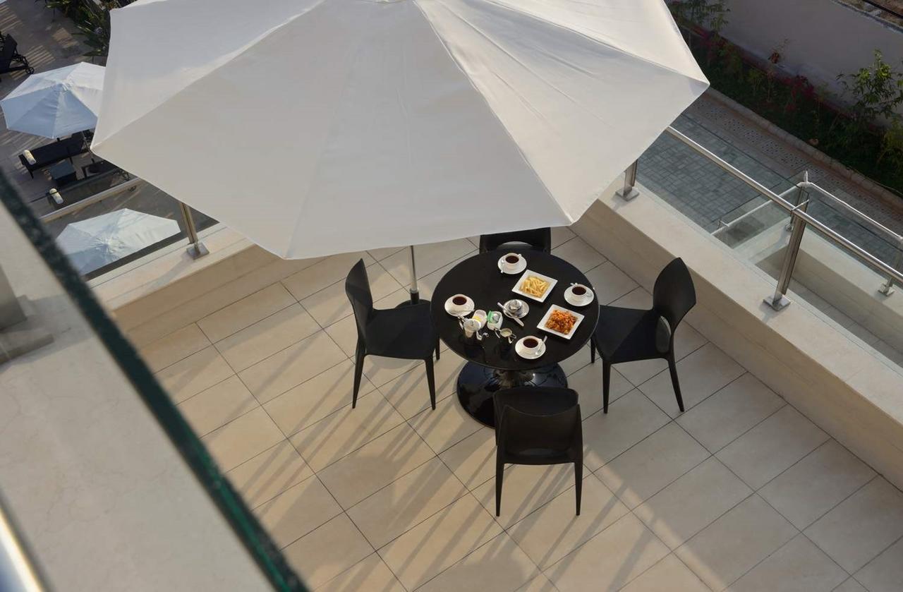 โรงแรมมาราซา สโรวร พรีเมียร์ ติรุปาติ ตีรูปาติ ภายนอก รูปภาพ A patio umbrella