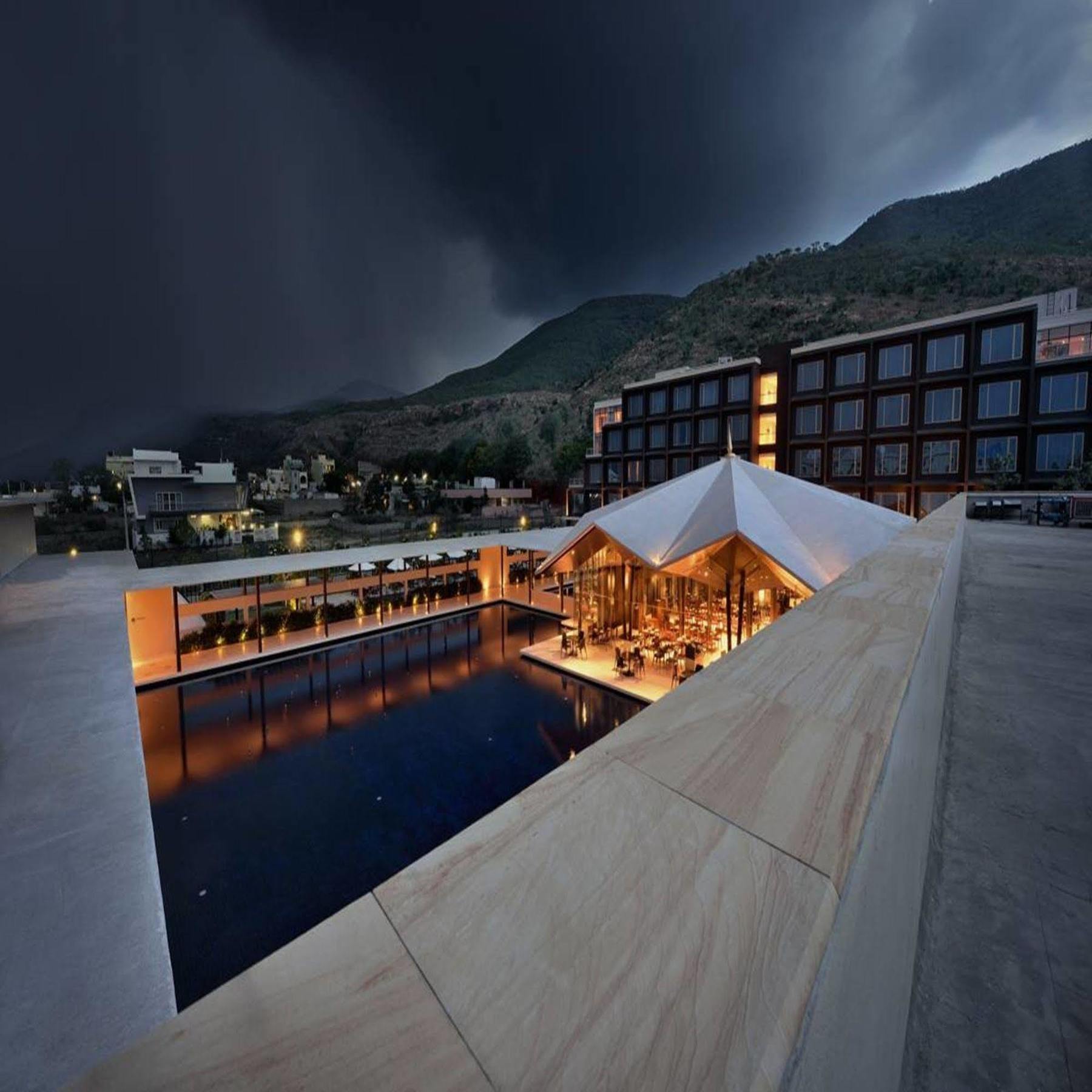 โรงแรมมาราซา สโรวร พรีเมียร์ ติรุปาติ ตีรูปาติ ภายนอก รูปภาพ The hotel at night