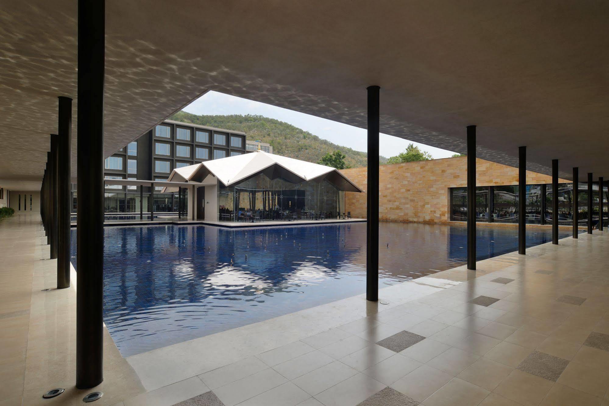 โรงแรมมาราซา สโรวร พรีเมียร์ ติรุปาติ ตีรูปาติ ภายนอก รูปภาพ The interior of the hotel