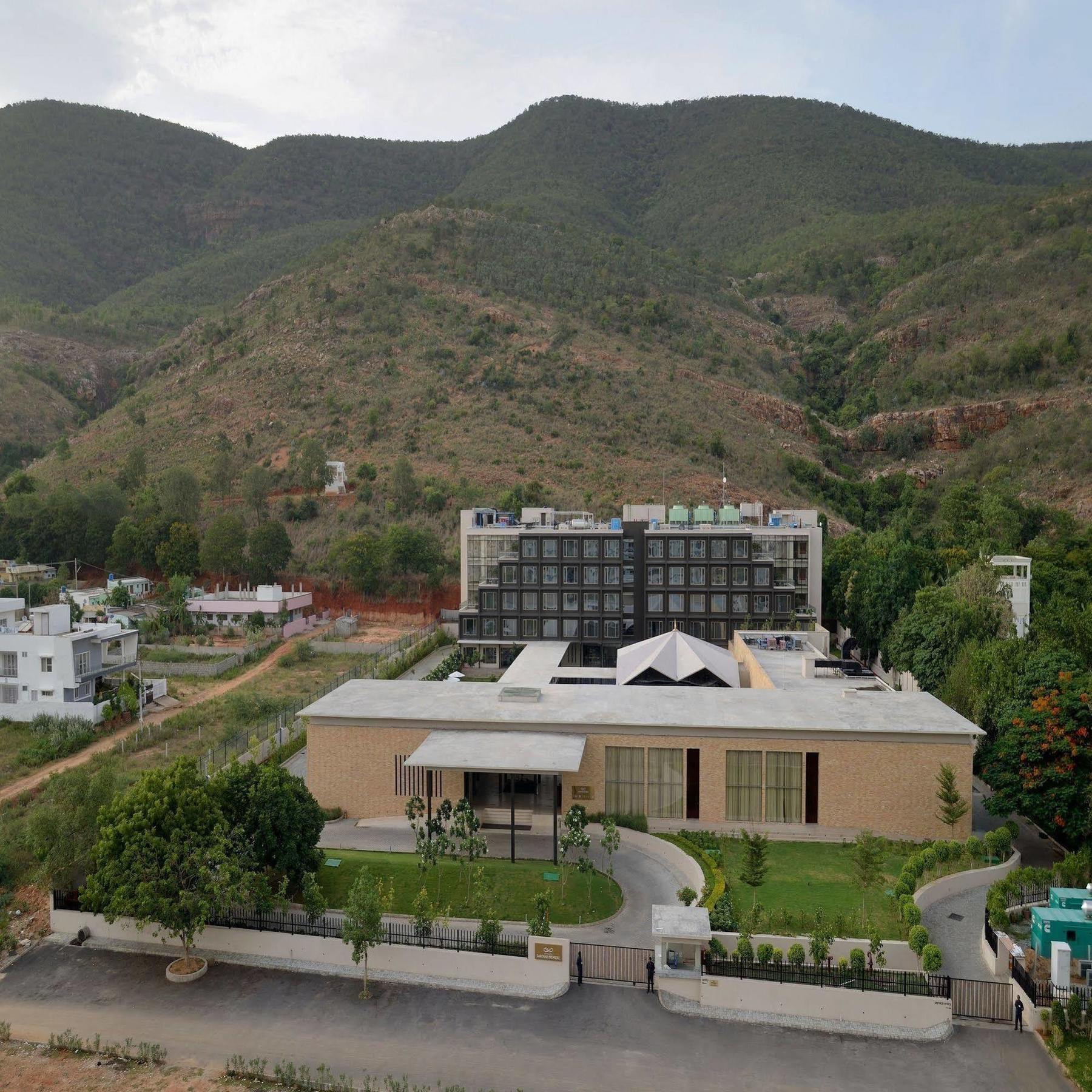 โรงแรมมาราซา สโรวร พรีเมียร์ ติรุปาติ ตีรูปาติ ภายนอก รูปภาพ The new building of the University of Patras
