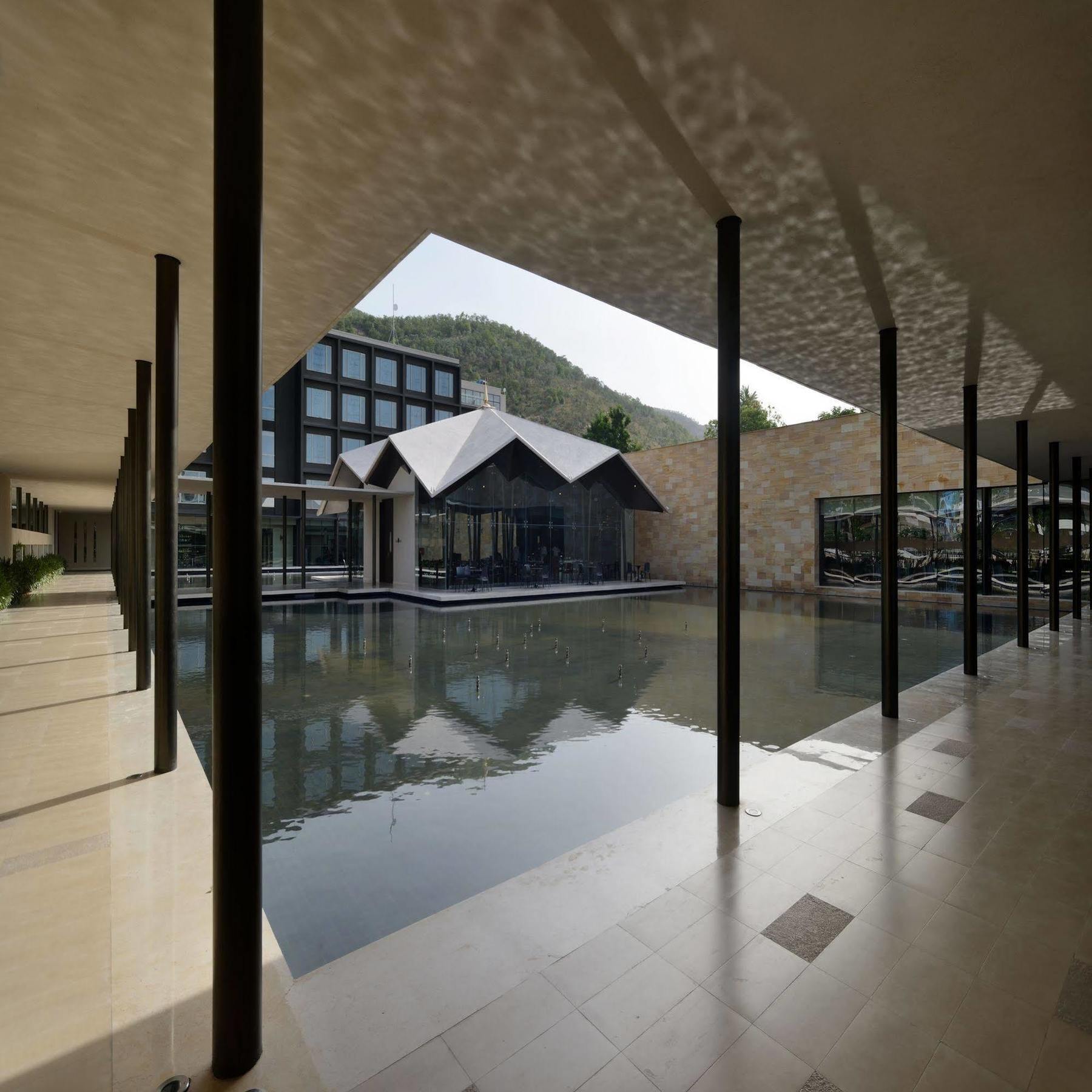โรงแรมมาราซา สโรวร พรีเมียร์ ติรุปาติ ตีรูปาติ ภายนอก รูปภาพ The hotel's interior